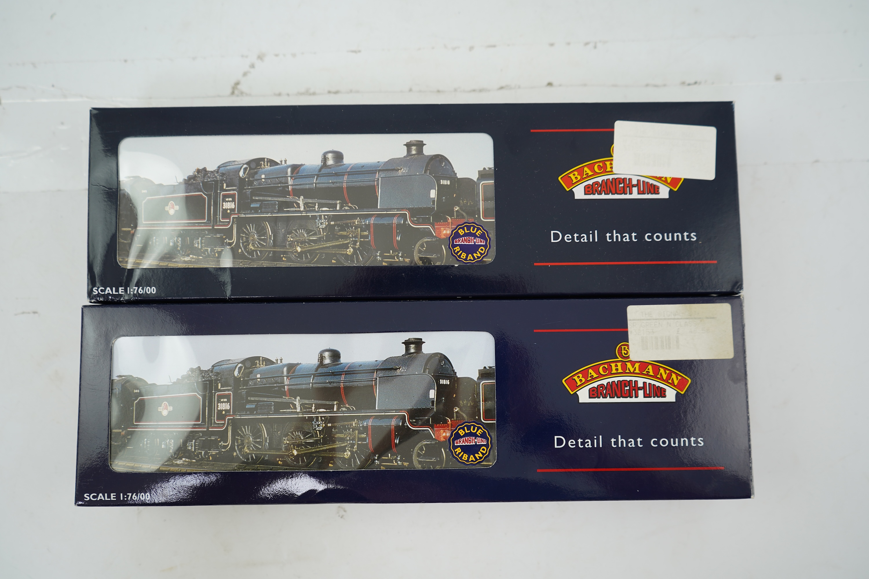 Two boxed Bachmann Branchline 00 gauge railway Southern Railway N Class tender locomotives; 1824 (32-153), together with 1864 (32-155)